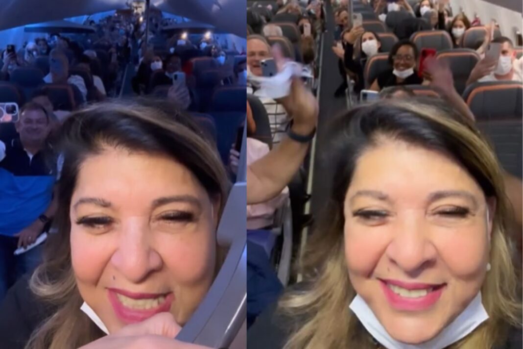 Roberta Miranda estava em um vôo quando foi reconhecida por passageiros do avião. A cantora sertaneja cantou seus sucessos lá mesmo! Confira!. (Foto: Reprodução/ Instagram/ Movimento Country)