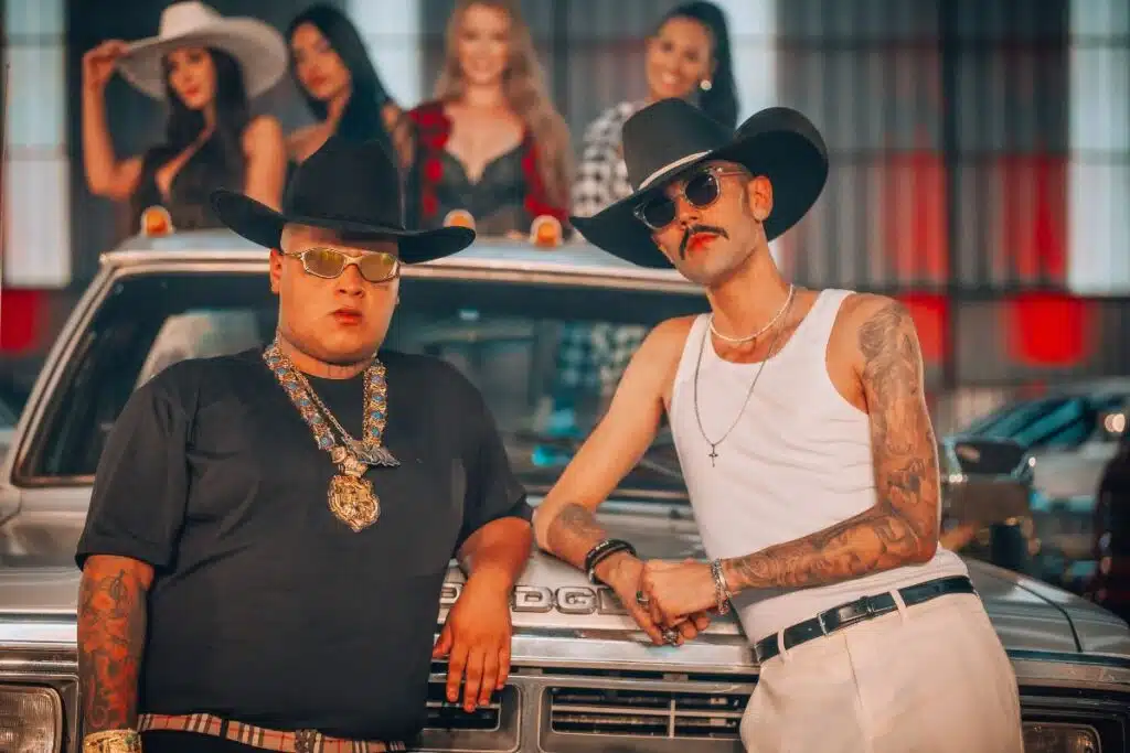 Luan Pereira e MC Ryan SP no videoclipe de "Ela Pirou na Dodge Ram". (Foto: Reprodução)