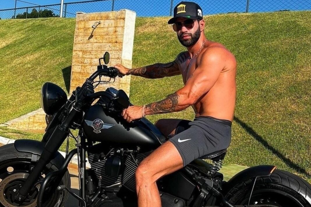 Cantor Gusttavo Lima tentou manobra moto caríssima (Foto: Reprodução/Redes Sociais)