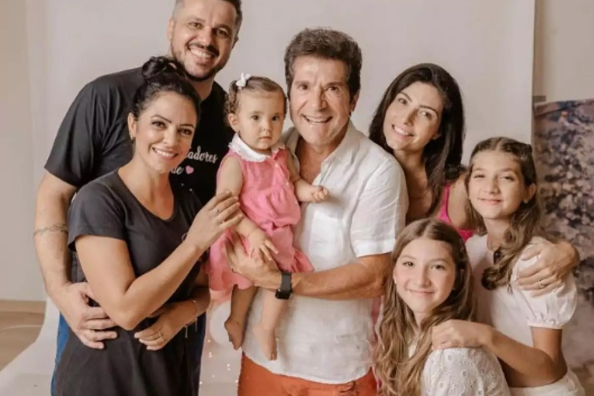 O cantor Daniel com a família no making of do ensaio fotográfico (Foto: Reprodução/Instagram)