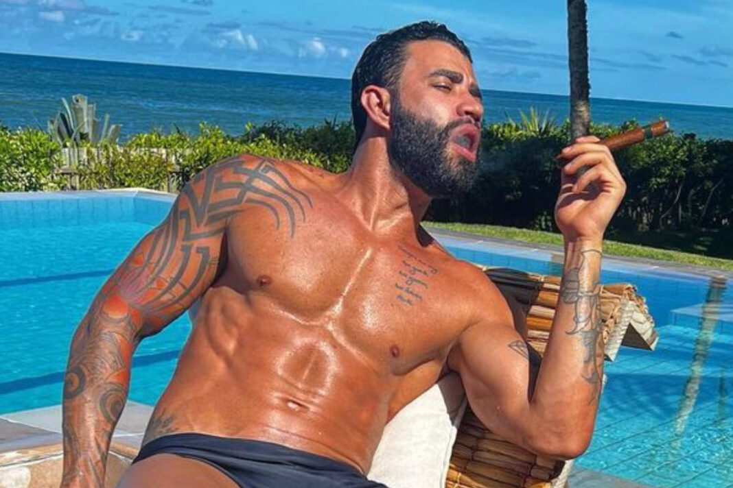 Gusttavo Lima exibe bronze durante viagem de férias (Foto: Reprodução Instagram)