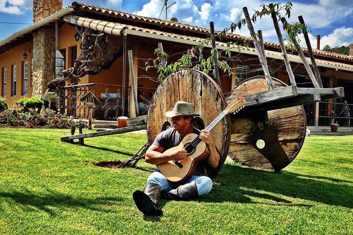 Eduardo Costa exibe as fotos da sua mansão luxuosa (Foto: Reprodução/Instagram Oficial)