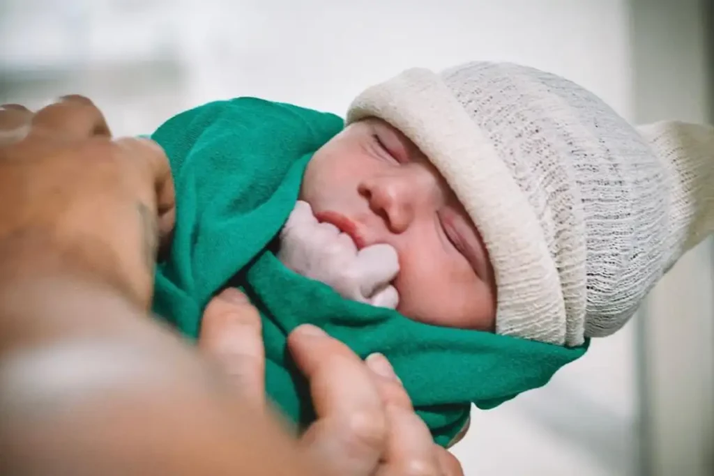 Com fotos encantadoras do recém-nascido, ele expressou seu amor e gratidão pelo novo membro da família