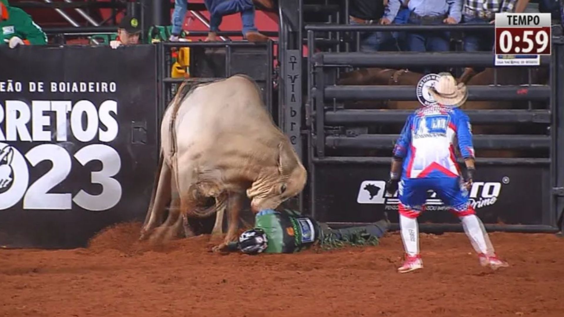 Peão foi pisoteado durante a Liga Nacional de Rodeio (Foto: Reprodução/Brasil Rural TV)