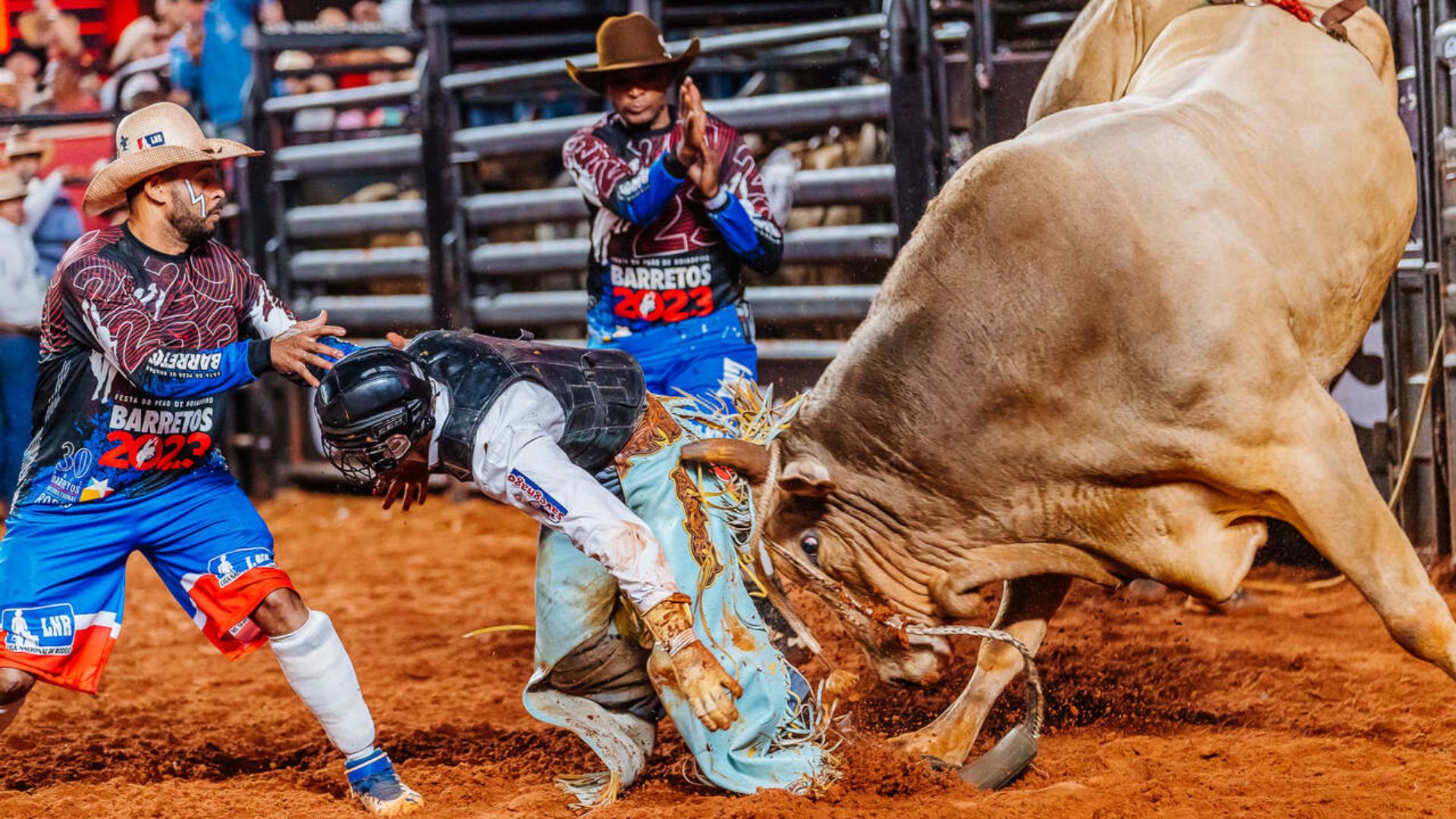 Prova de rodeio no Mato Grosso quase acaba em tragédia (Foto: Alisson Demétrio)