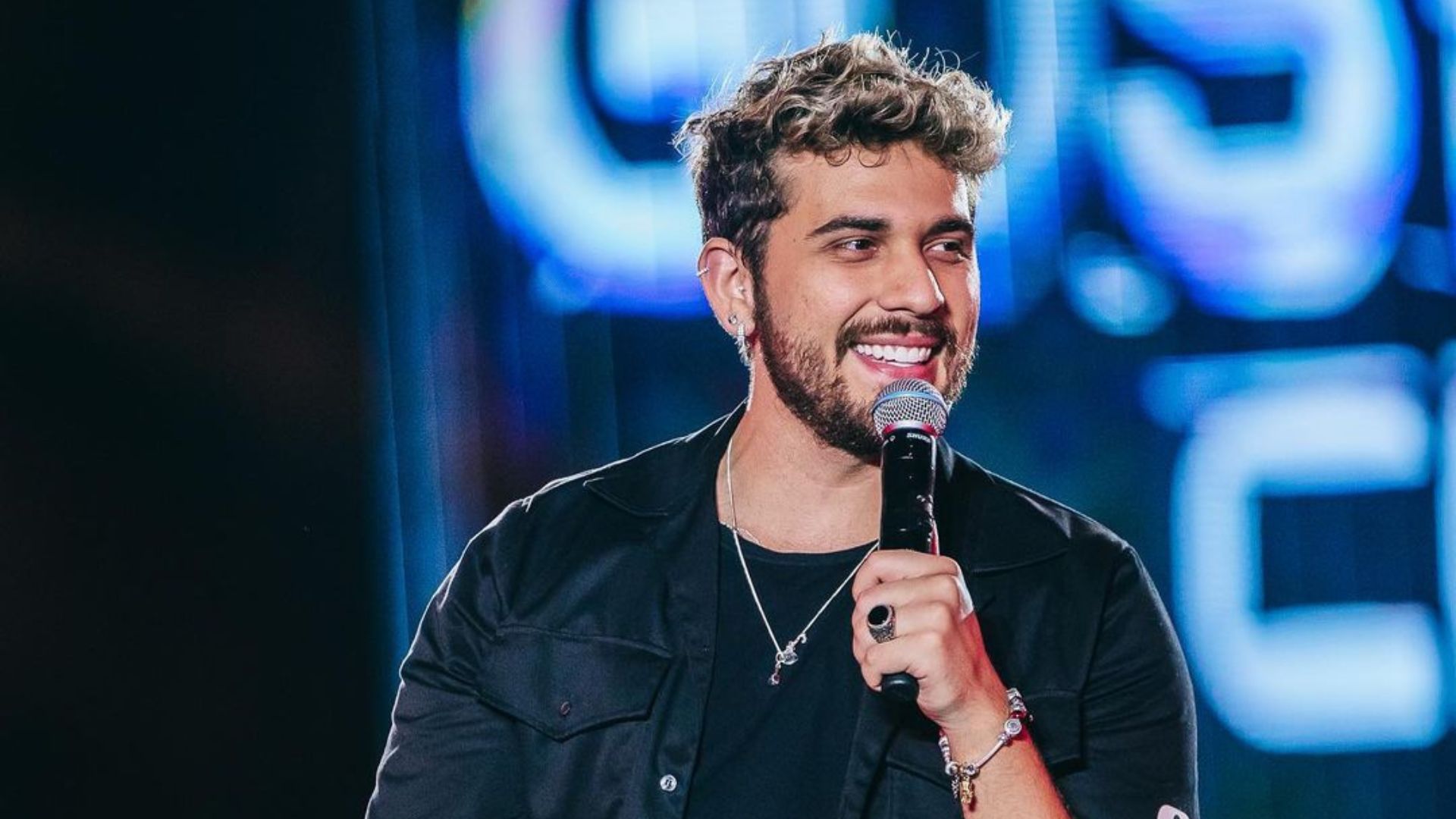 Gustavo Mioto transforma palco do Caldas Country em divã: "Sou terapeuta" (Foto: Well Ribeiro)