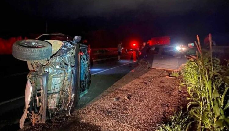 Carros capotados após acidente de Zé Neto (Foto: Reprodução/Internet)