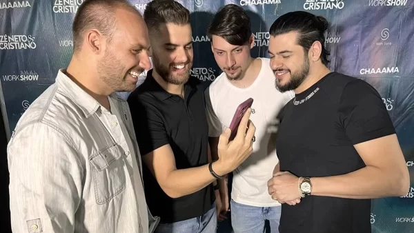 (Zé Neto e Cristiano com Eduardo Bolsonaro e Jair Renan | Foto: Divulgação)